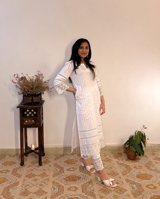 Parinaaz: Snow White Cotton Lace Detailed Kurta with Pants (Set of 2)