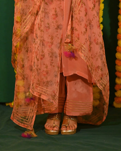 Aafreen: Peach Crepe Gota Detailed Kurta with Pants and Dupatta (set of 3)