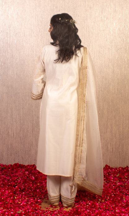 Ehsaas: Ivory and Gold Chanderi Lace Detailed Kurta with Pants and Dupatta (Set of 3)