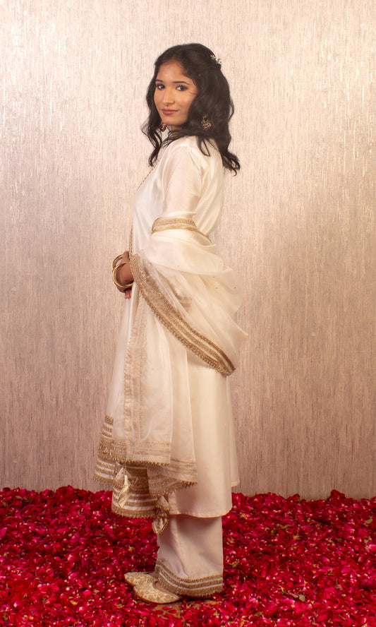 Ehsaas: Ivory and Gold Chanderi Lace Detailed Kurta with Pants and Dupatta (Set of 3)