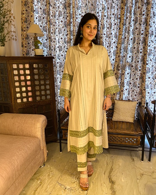 Zaina: Green Beige Pin Tuck Kurta with Pants (Set of 2)